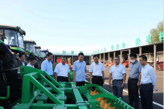 全國首支農(nóng)機(jī)應(yīng)急服務(wù)隊(duì)授旗揭牌718.png 全國首支農(nóng)機(jī)應(yīng)急服務(wù)隊(duì)授旗揭牌718